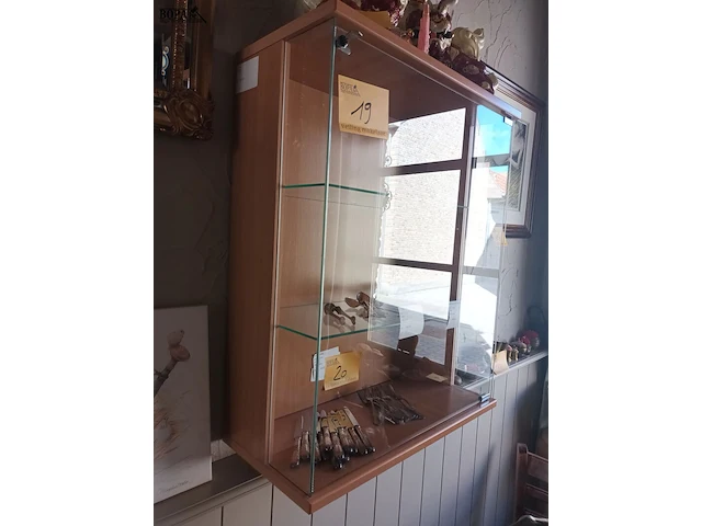 Lot 19 - hang vitrine kastje - afbeelding 2 van  4