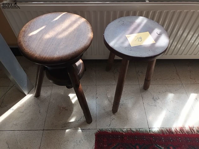 Lot 19 - houten krukje. 2 stuks - afbeelding 1 van  3