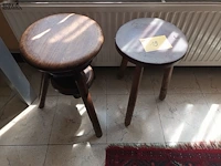 Lot 19 - houten krukje. 2 stuks - afbeelding 1 van  3
