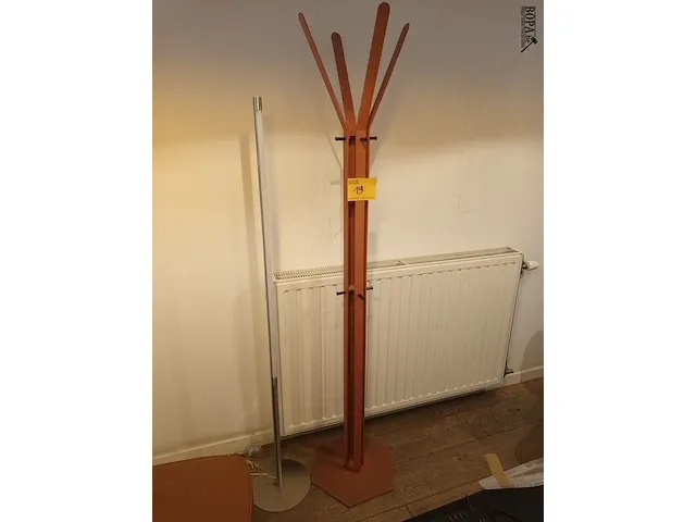 Lot 19 - kapstok en vloerlamp - afbeelding 1 van  3