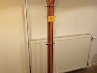 Lot 19 - kapstok en vloerlamp - afbeelding 1 van  3