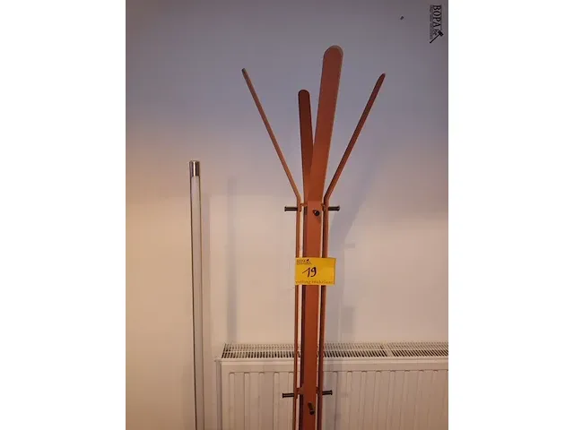 Lot 19 - kapstok en vloerlamp - afbeelding 2 van  3