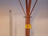 Lot 19 - kapstok en vloerlamp - afbeelding 2 van  3