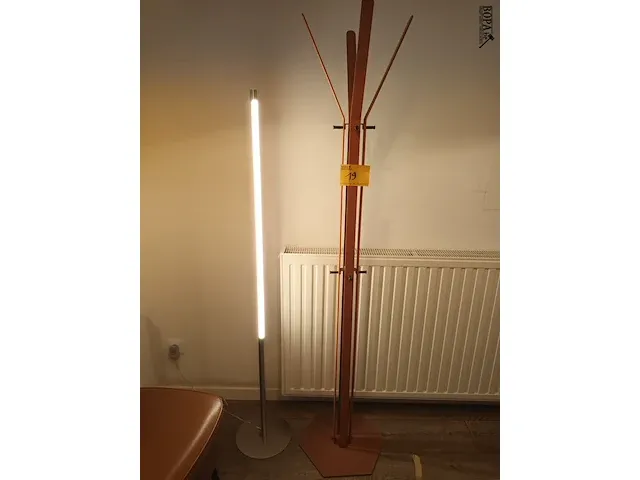 Lot 19 - kapstok en vloerlamp - afbeelding 3 van  3