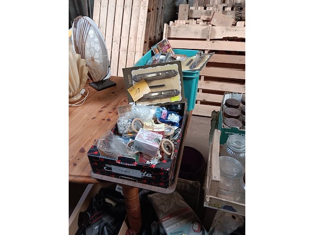 Lot 19 - kapstokken, klinken en bevestiging - afbeelding 1 van  4