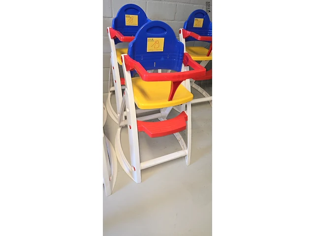 Lot 19 - kinderstoel in gekleurde kunststof - afbeelding 1 van  2
