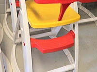 Lot 19 - kinderstoel in gekleurde kunststof - afbeelding 1 van  2