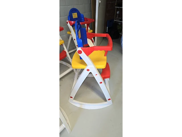 Lot 19 - kinderstoel in gekleurde kunststof - afbeelding 2 van  2