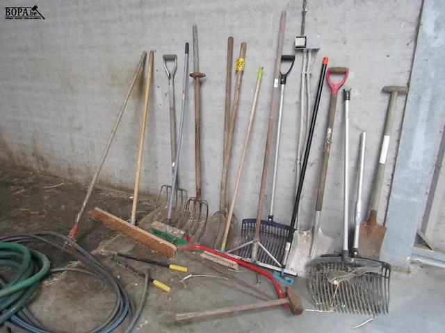 Lot 19 - lot tuingereedschap - afbeelding 1 van  2