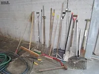 Lot 19 - lot tuingereedschap - afbeelding 1 van  2