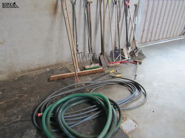 Lot 19 - lot tuingereedschap - afbeelding 2 van  2