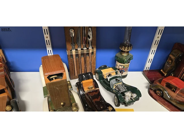 Lot 19 - lotje diverse houten autootjes , auto lampion en bestekset - afbeelding 1 van  5