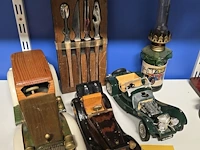 Lot 19 - lotje diverse houten autootjes , auto lampion en bestekset - afbeelding 1 van  5