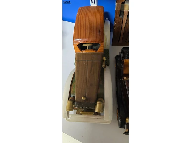 Lot 19 - lotje diverse houten autootjes , auto lampion en bestekset - afbeelding 2 van  5