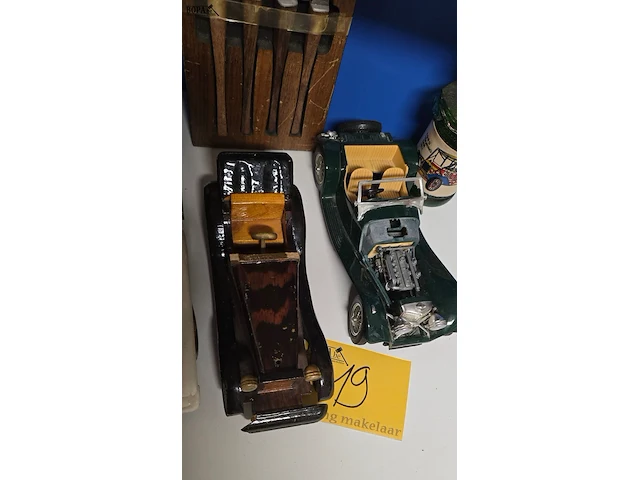 Lot 19 - lotje diverse houten autootjes , auto lampion en bestekset - afbeelding 3 van  5