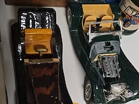Lot 19 - lotje diverse houten autootjes , auto lampion en bestekset - afbeelding 3 van  5