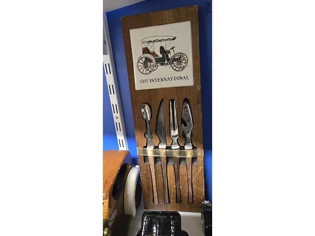 Lot 19 - lotje diverse houten autootjes , auto lampion en bestekset - afbeelding 5 van  5