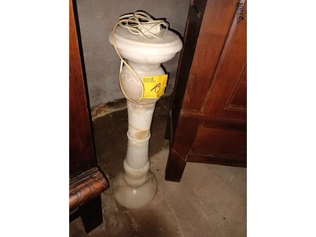 Lot 19 - marmeren zuil met verlichting - afbeelding 2 van  4