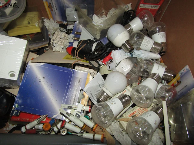 Lot 19 - materiaal voor elektrische installaties - afbeelding 2 van  2