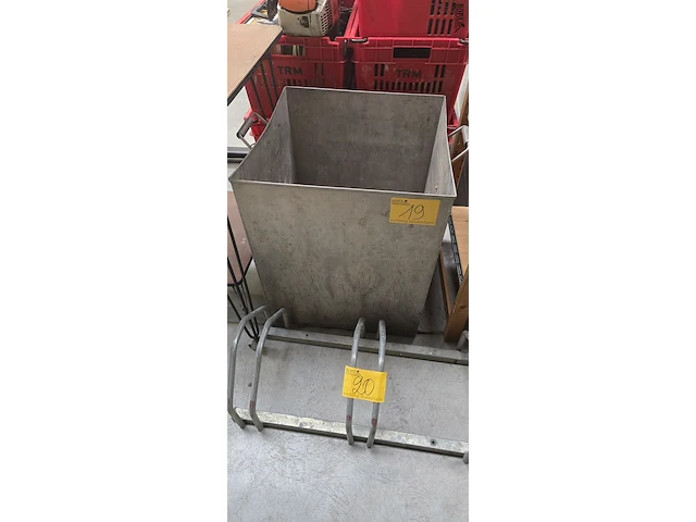 Lot 19 - metalen bak met handvaten - afbeelding 1 van  2