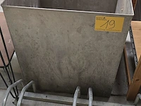 Lot 19 - metalen bak met handvaten - afbeelding 1 van  2