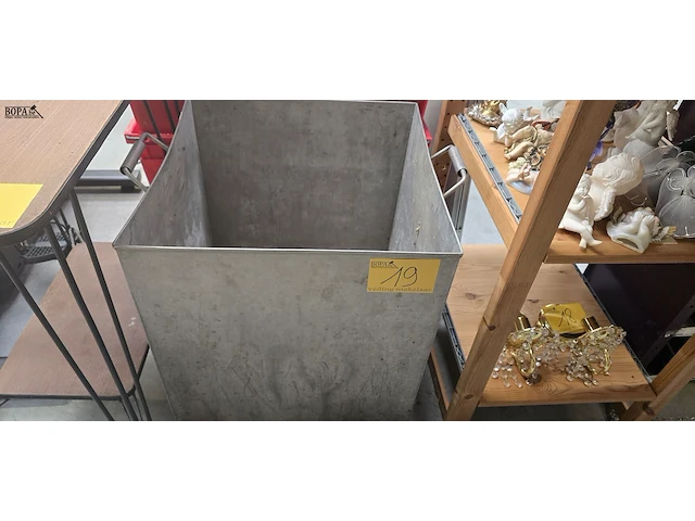Lot 19 - metalen bak met handvaten - afbeelding 2 van  2
