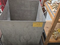 Lot 19 - metalen bak met handvaten - afbeelding 2 van  2