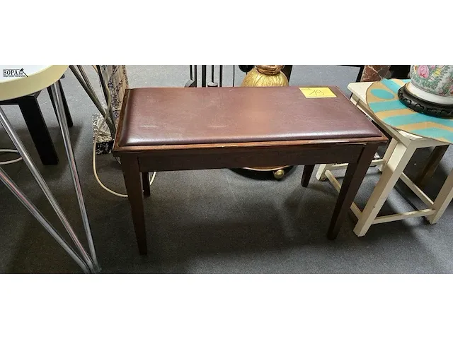 Lot 19 - piano stoel/zitbankje in bruin leder - afbeelding 1 van  2