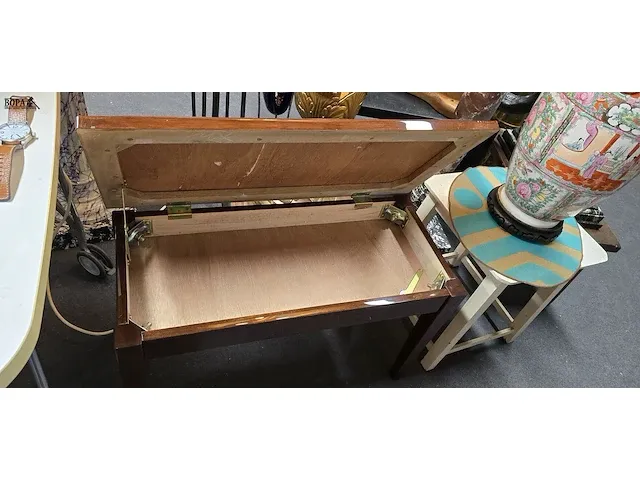 Lot 19 - piano stoel/zitbankje in bruin leder - afbeelding 2 van  2