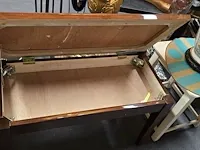 Lot 19 - piano stoel/zitbankje in bruin leder - afbeelding 2 van  2