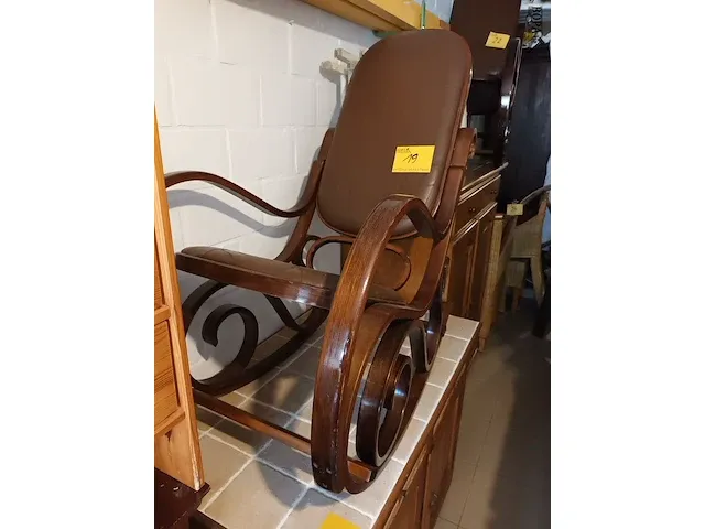 Lot 19 - schommelstoel thonet stijl - afbeelding 1 van  4