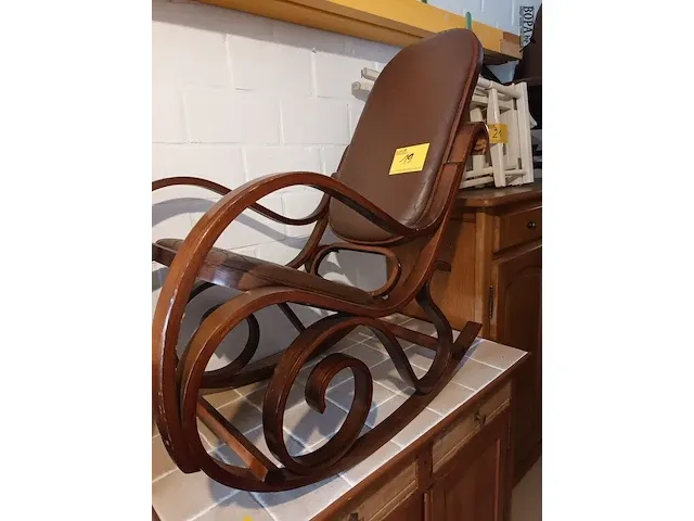 Lot 19 - schommelstoel thonet stijl - afbeelding 2 van  4