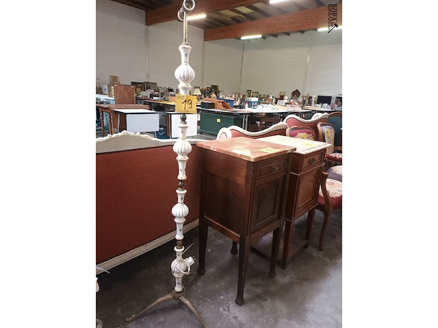 Lot 19 - staande lamp - afbeelding 1 van  5