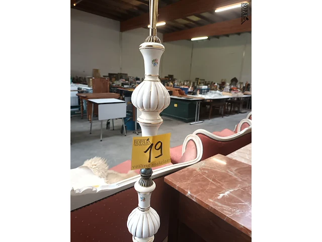 Lot 19 - staande lamp - afbeelding 2 van  5
