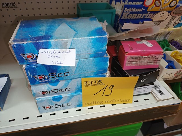 Lot 19 - veiligheidsrozetten. 7 stuks - afbeelding 1 van  3