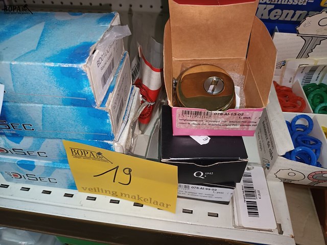 Lot 19 - veiligheidsrozetten. 7 stuks - afbeelding 3 van  3