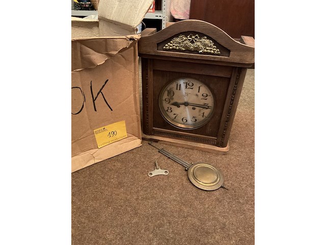 Lot 190 - hangklok met slinger - afbeelding 1 van  4