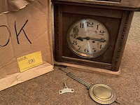 Lot 190 - hangklok met slinger - afbeelding 1 van  4