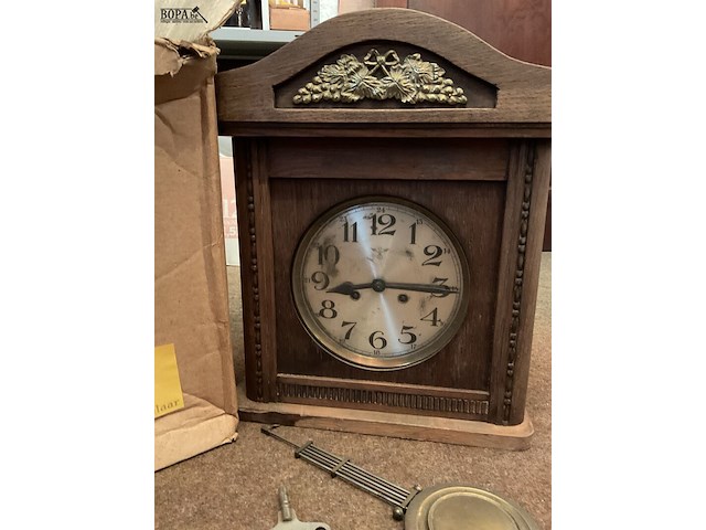 Lot 190 - hangklok met slinger - afbeelding 2 van  4