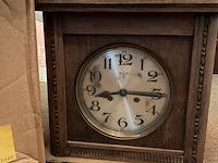 Lot 190 - hangklok met slinger - afbeelding 2 van  4