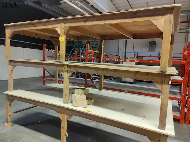 Lot 190 - houten werktafel - afbeelding 1 van  2