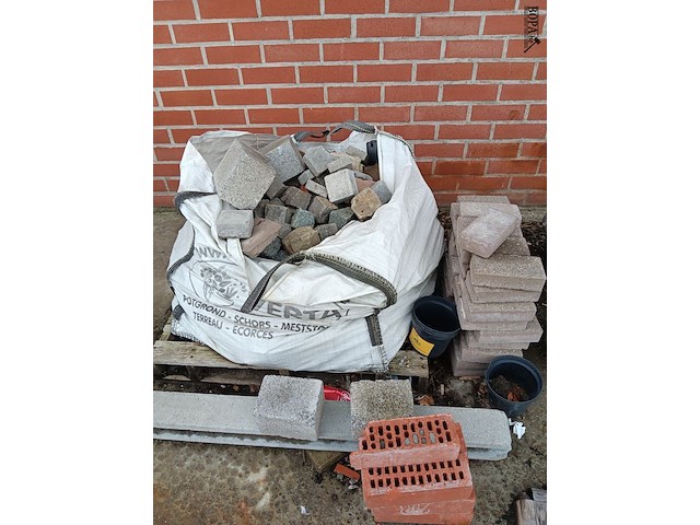 Lot 190 - klinkers en kasseien - afbeelding 1 van  3