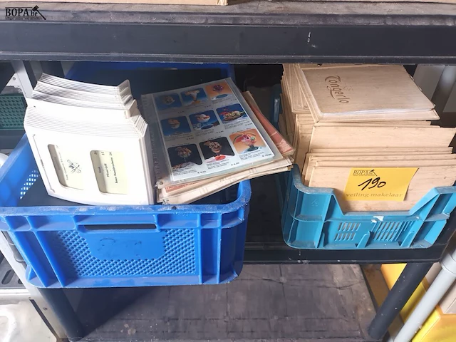 Lot 190 - menuboeken en menuhouders - afbeelding 1 van  4