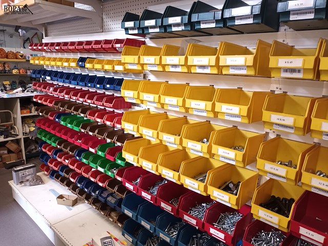 Lot 190 - metalen wandrek met inhoud - afbeelding 1 van  5