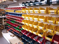 Lot 190 - metalen wandrek met inhoud - afbeelding 1 van  5