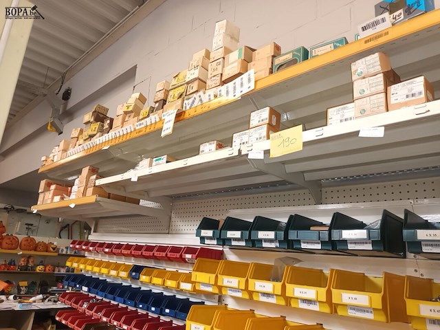 Lot 190 - metalen wandrek met inhoud - afbeelding 2 van  5