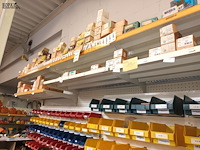 Lot 190 - metalen wandrek met inhoud - afbeelding 2 van  5