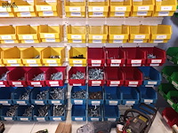 Lot 190 - metalen wandrek met inhoud - afbeelding 3 van  5