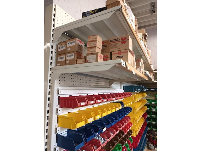 Lot 190 - metalen wandrek met inhoud - afbeelding 4 van  5