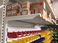 Lot 190 - metalen wandrek met inhoud - afbeelding 4 van  5